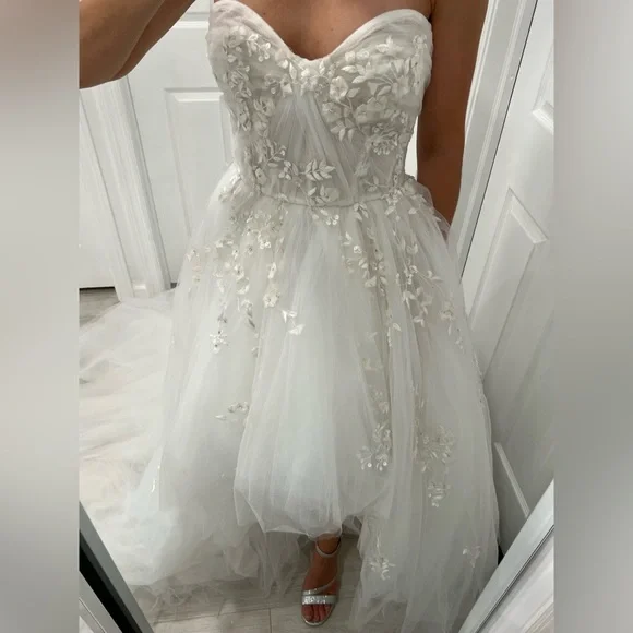 Monique Lhuillier Tivoli Wedding Dress - Picture 7 of 12